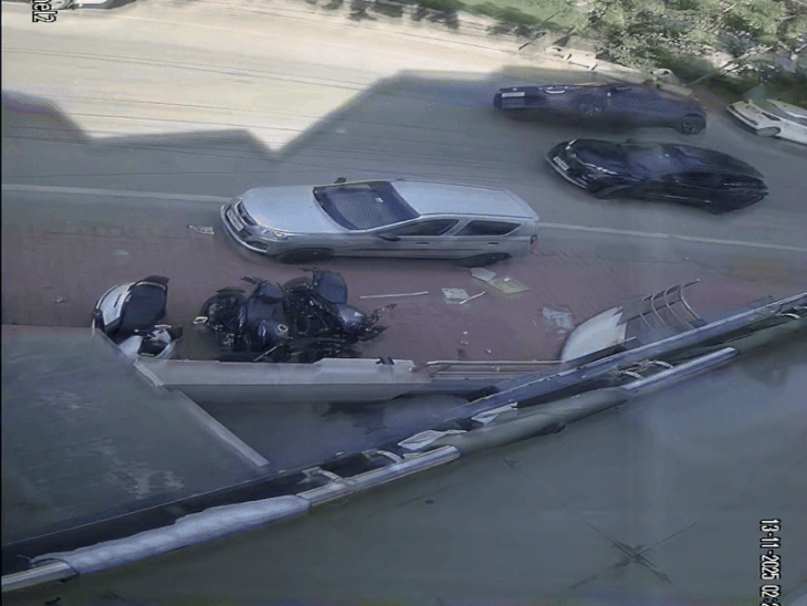 टक्कर इतनी जोरदार थी कि अल्ट्रोज पलटकर सड़क किनारे खड़ी इनोवा से जा टकराई। धमाका इतना जबरदस्त था कि इनोवा के आगे और पीछे के दोनों शीशे चकनाचूर हो गए,