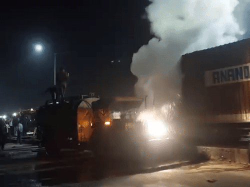 कंटेनर के अगले हिस्से में आग लगने की सूचना पर ग्रामीणों ने पानी के टैंकर से आग पर काबू पाने का प्रयास किया।