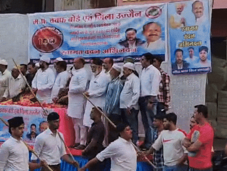 बोर्ड के सदस्यों ने पथ संचलन पर फूल बरसाए थे।