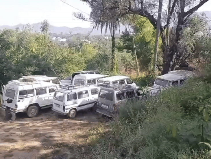 ज्यादातर बसों में क्षमता से करीब डेढ़ गुना बच्चों को बैठाया हुआ था। कई वैन को तेज गति से चलाया जा रहा था। इनमें से दो जीप में 30 से अधिक बच्चों को बैठा रखा था। सभी वाहनों को जब्त कर थाना परिसर में खड़े करवाए गए।