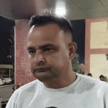 हमले की जानकारी देते हुए रविंद्र कुमार।