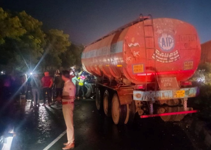 हादसे के बाद हाईवे पर पड़ा क्षतिग्रस्त टैंकर।