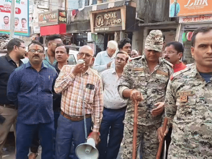 नगर निगम ने अतिक्रमण पर दी चेतावनी, फिर चला बुलडोजर।