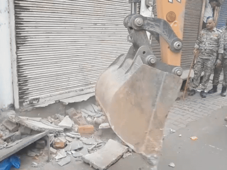 नालियां पाट दी गईं तो बुलडोजर से तोड़ा गया अतिक्रमण।