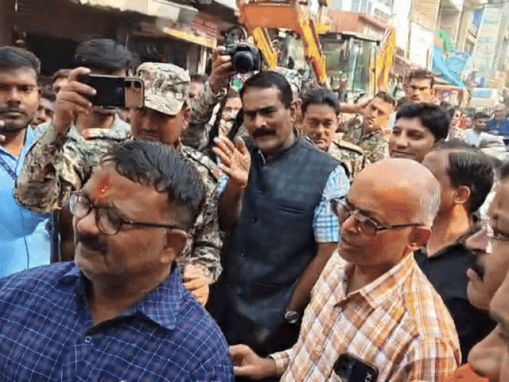 व्यापारी और निगम कर्मियों में होती बहस।