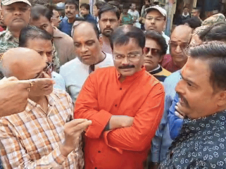 दुकानदारों ने उत्पीड़न करने का आरोप लगाया।