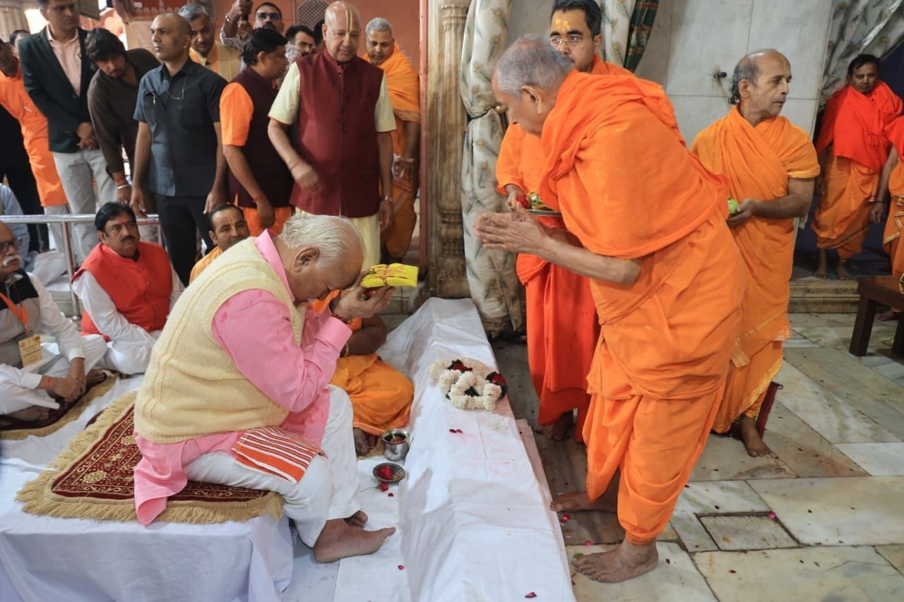 मोहन भागवत म्हणाले- विकास सर्वांपर्यंत पोहोचलेला नाही: 4% लोकसंख्या 80% संसाधनांचा वापर करते; श्रीमंत अधिक श्रीमंत, तर गरीब अधिक गरीब होतोय सरसंघचालक मोहन भागवत शनिवारी सकाळी जयपूरच्या पूज्य गोविंददेवजींच्या मंदिरात पोहोचले.