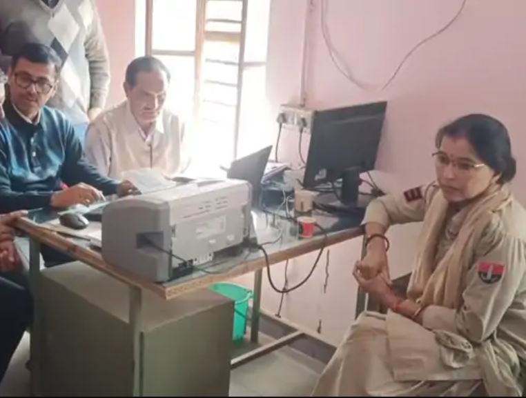 एसीबी टीम ट्रैप के बाद कार्रवाई करते हुए। बायें बैठी हेड कॉन्स्टेबल संतोष।