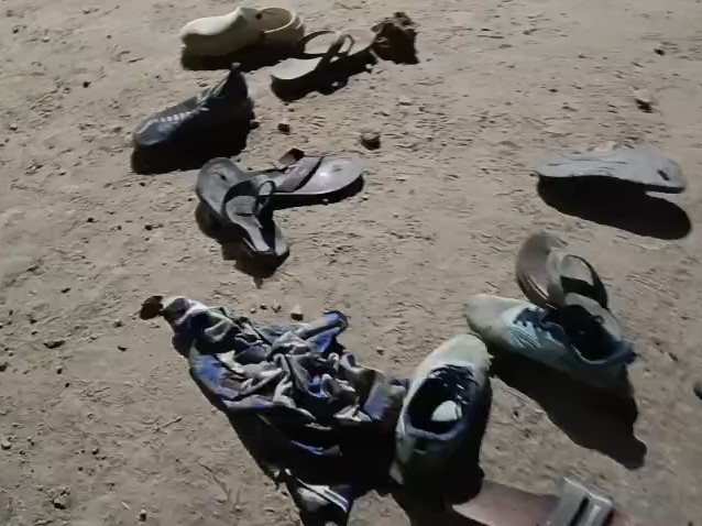 भगदड़ के बाद मौके पर छूटे लोगों के चप्पल-जूते।