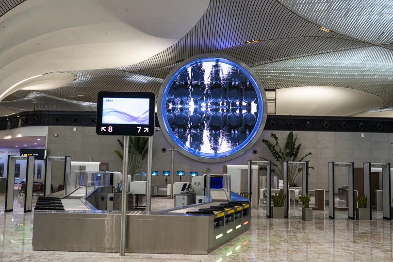 नवी मुंबई इंटरनेशनल एयरपोर्ट लगभग 1,160 हेक्टेयर (11.6 वर्ग किलोमीटर) में बन रहा है। जो कई फेज में बनेगा। इस प्रोजेक्ट में चार टर्मिनल बनाए जाने हैं।