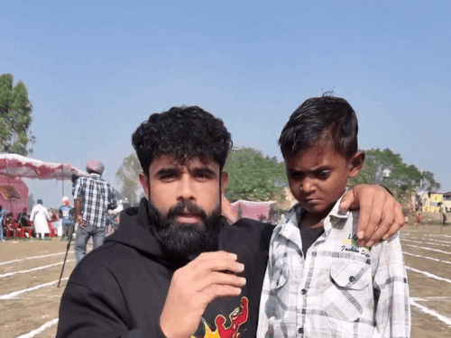 मोगा के राजू ढुडिके को इंट्रोड्यूस करवाते पिंका।