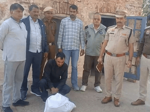 आरोपी को कोर्ट में पेश करने के लिए लेकर जाती टीम।