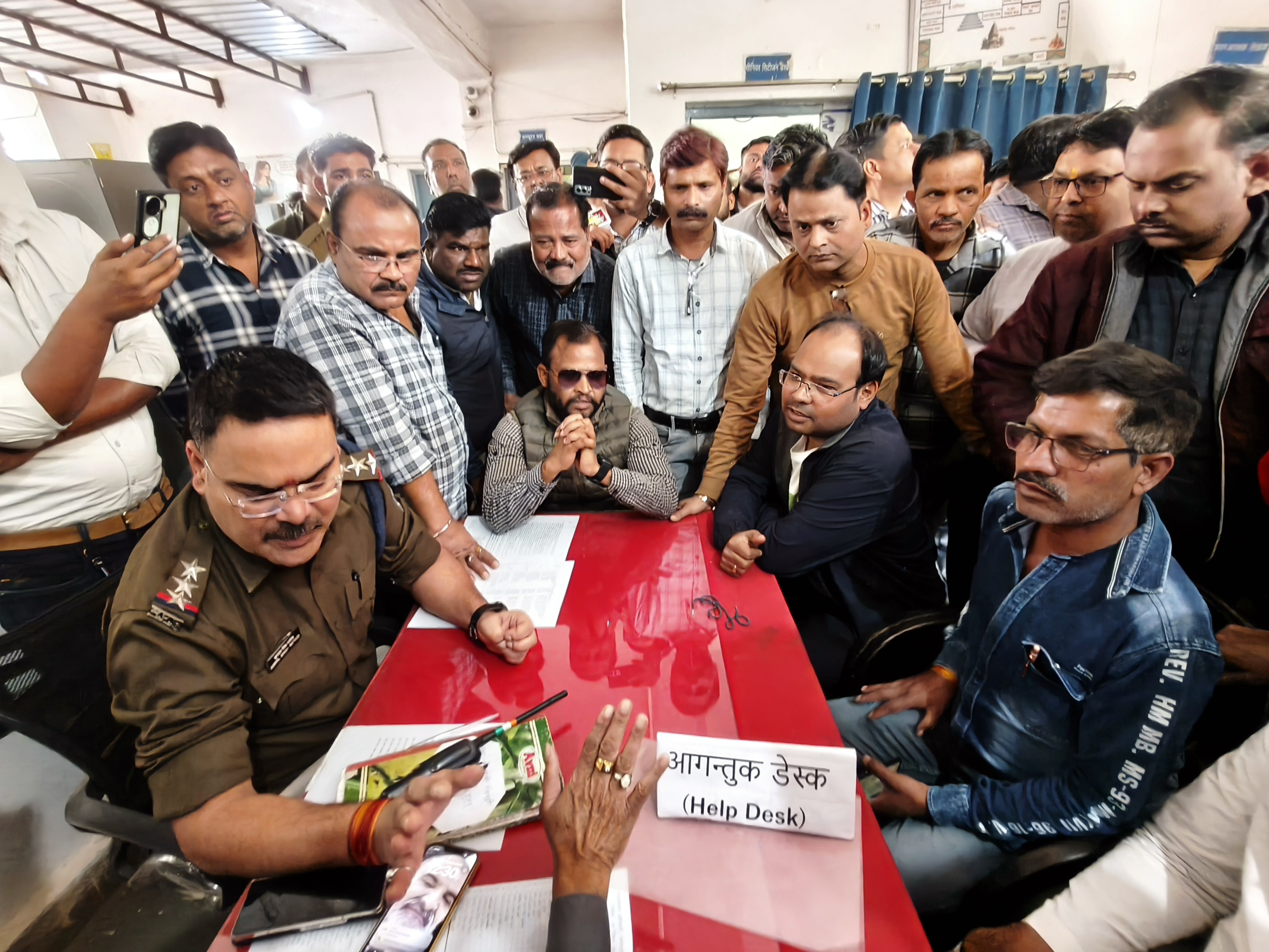 घटना के विरोध में माधव चौक के व्यापारी अपने प्रतिष्ठान बंद कर बड़ी संख्या में कोतवाली पहुंचे।