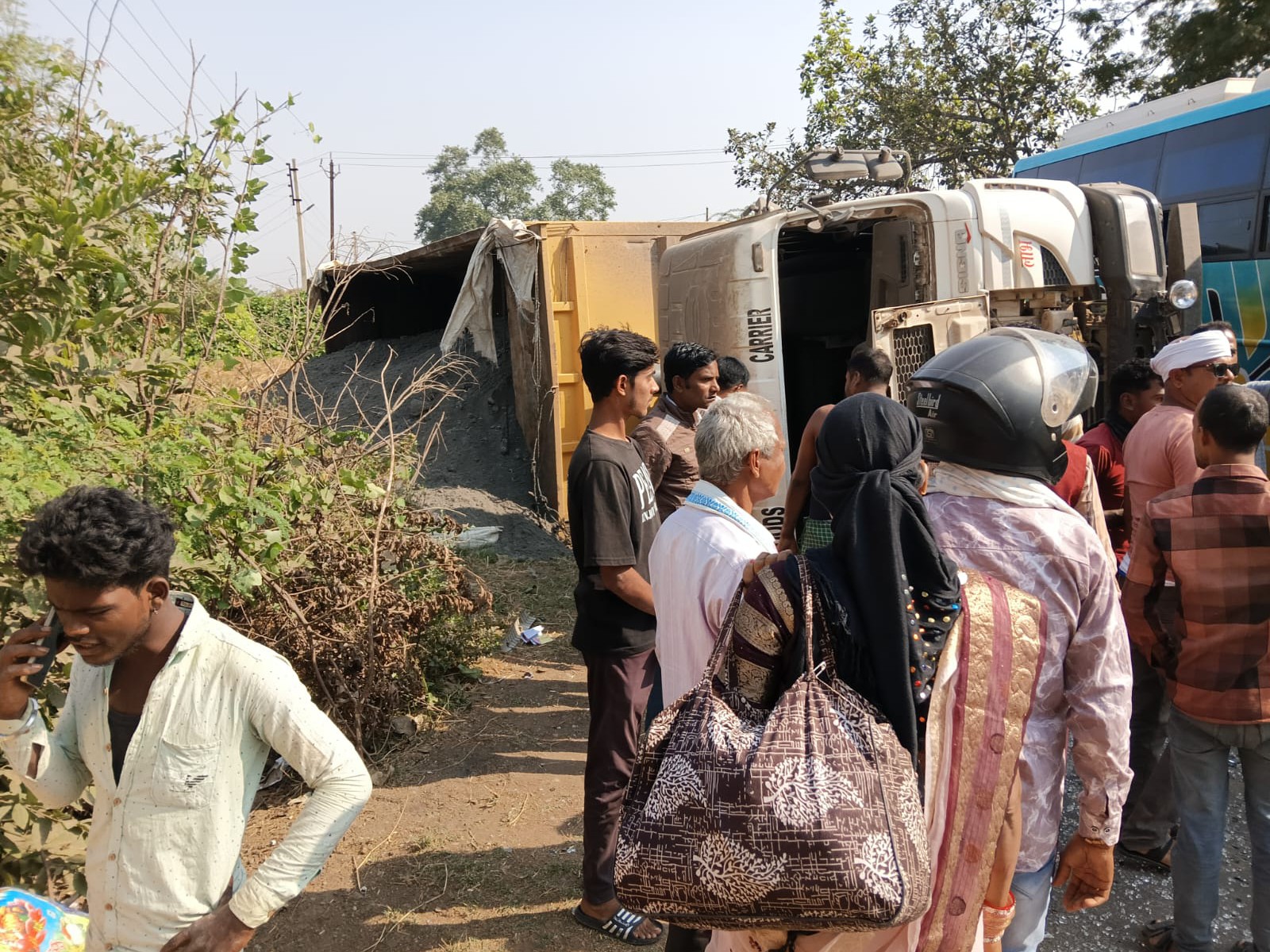 सारंगढ़ में कार बचाने के प्रयास में ट्रेलर पलटा:  ड्राइवर घायल, बड़ा हादसा टला; मार्ग पर आवागमन बाधित – sarangarh News