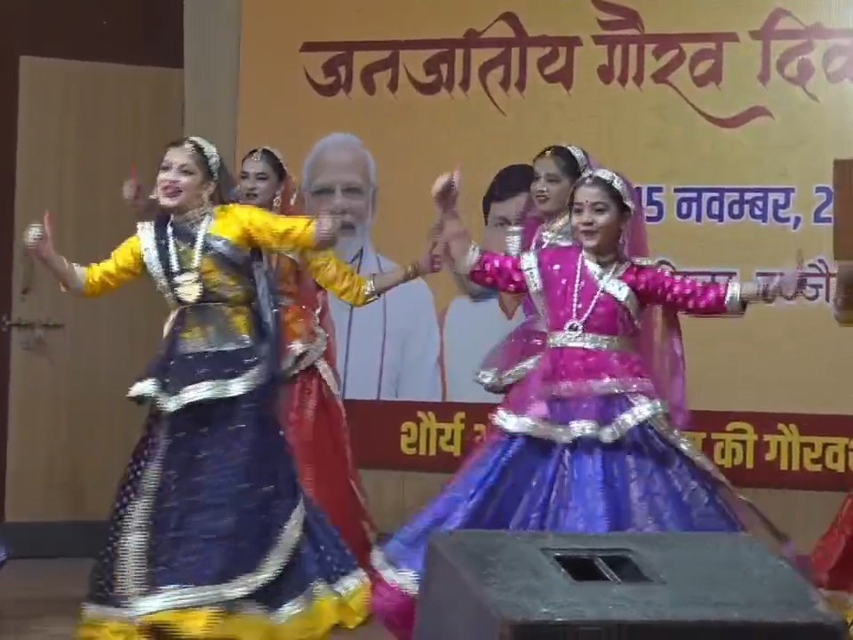 कार्यक्रम में रंगारंग सांस्कृतिक कार्यक्रमों की प्रस्तुति दी गई।