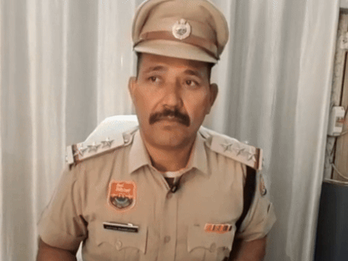 जानकारी देते रेलवे सीआईए के एसएचओ सत्यप्रक्ष।