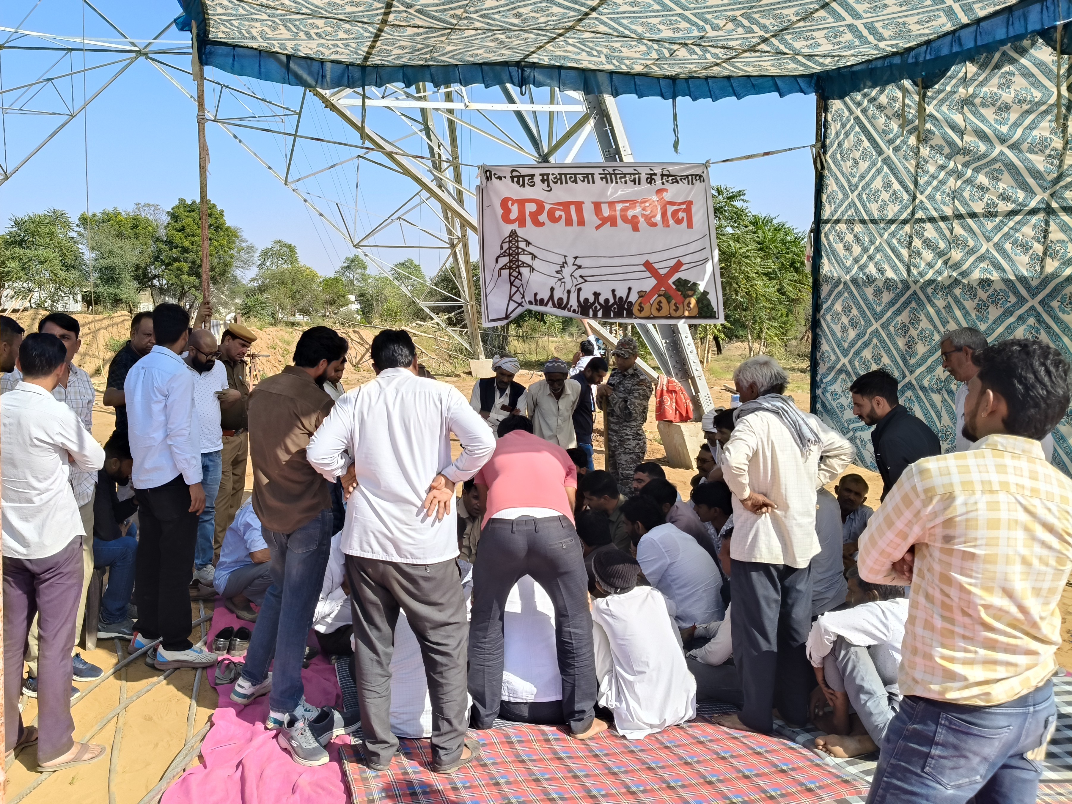 घटनास्थल के नीचे कई किसान धरने पर बैठे है।