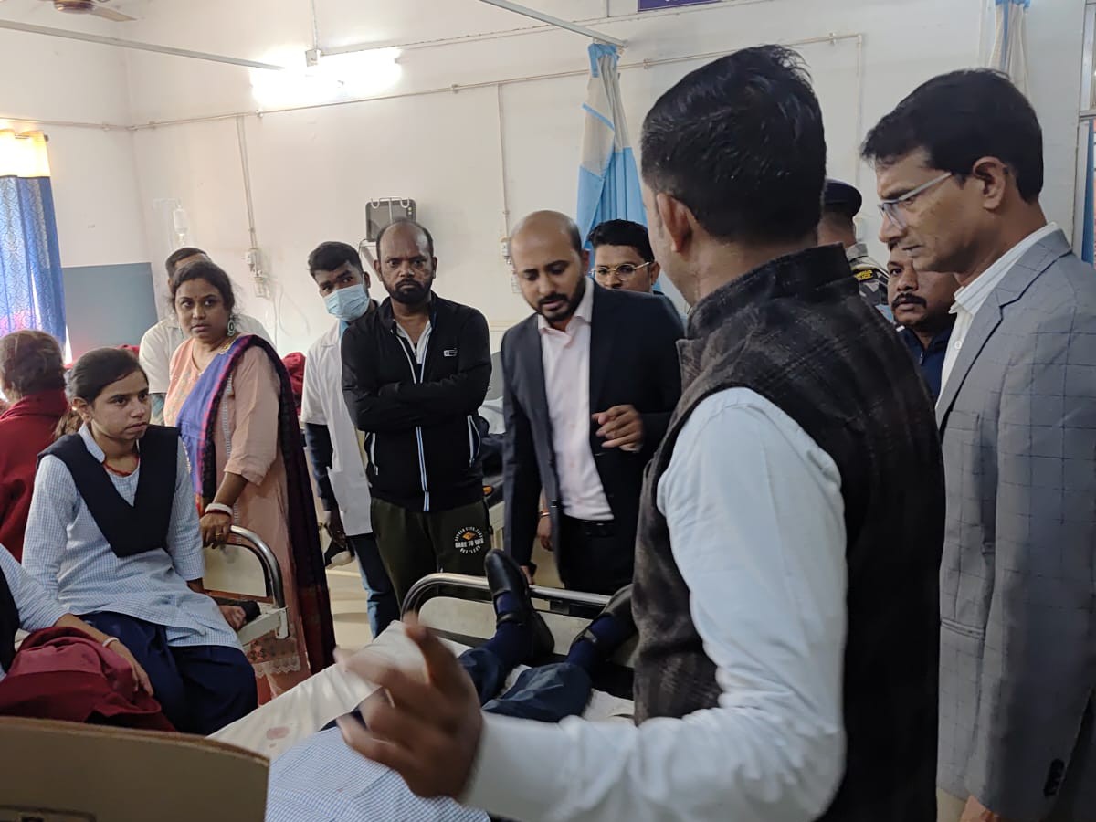 कोडरमा घाटी में स्कूल बस दुर्घटनाग्रस्त:  एजुकेशनल टूर पर निकलीं दो दर्जन छात्राएं घायल, ट्रक को ओवरटेक करने में हुआ हादसा – koderma News