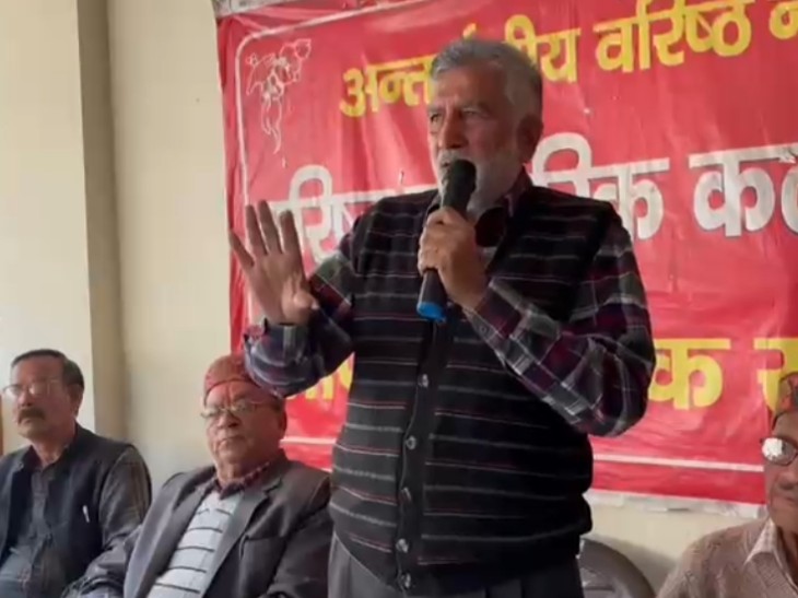 मंडी में आयोजित पेंशनर कल्याण संघ की मीटिंग में रिटायर कर्मचारी।