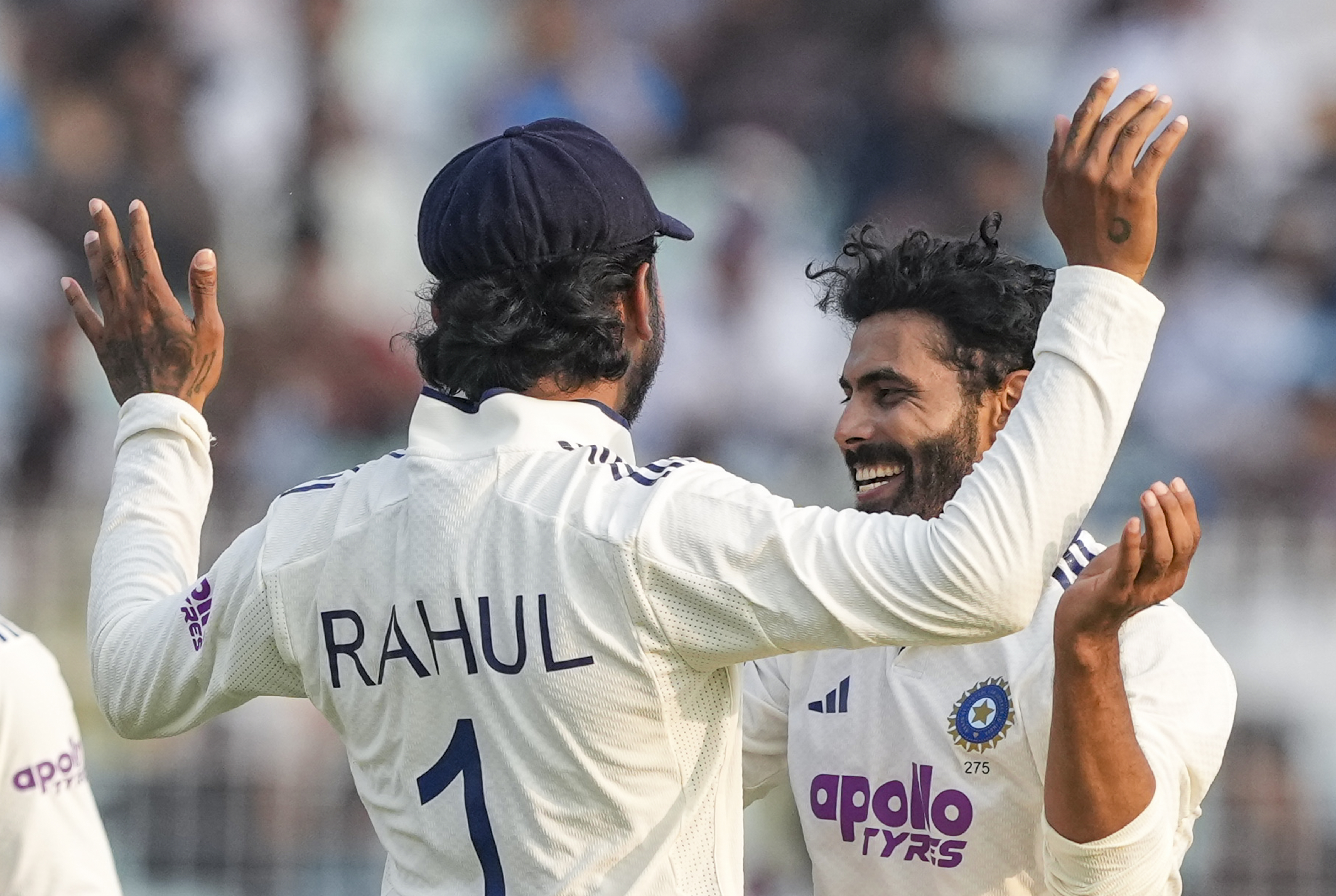 रवींद्र जडेजा दूसरी पारी में अब तक 4 विकेट ले चुके हैं।