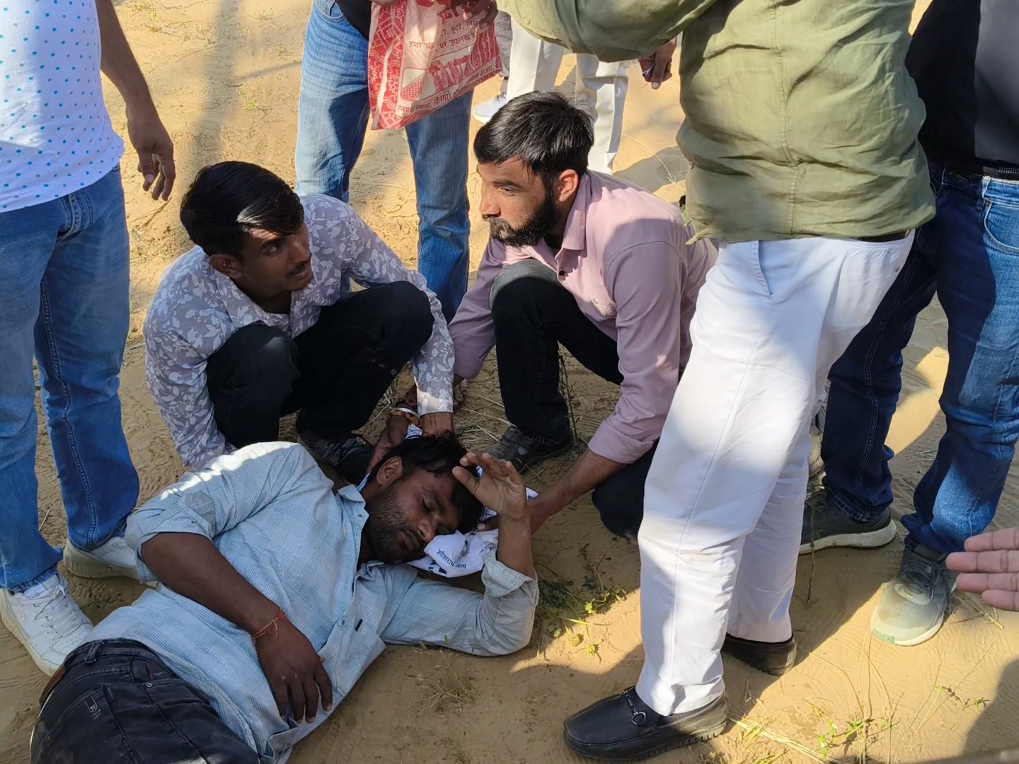 रेस्क्यू प्रयासों के दौरान ऊपर चढ़े एक युवक की अचानक तबीयत बिगड़ गई।