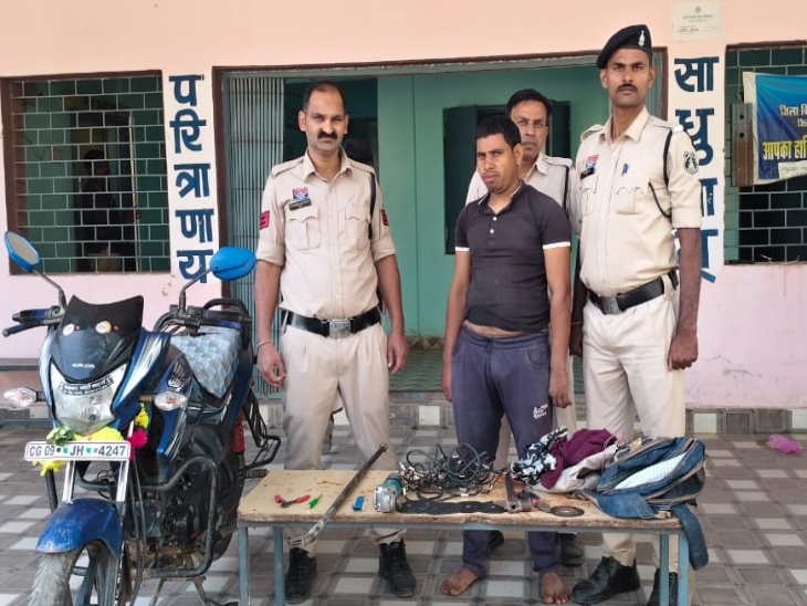 बैंक में चोरी की कोशिश करते हुए चोर पकड़ा गया - Dainik Bhaskar