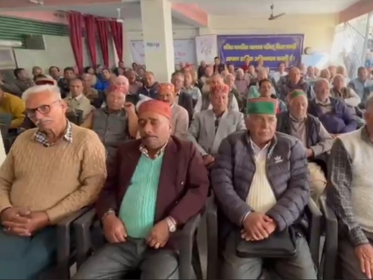 मंडी में आयोजित पेंशनर कल्याण संघ की मीटिंग में रिटायर कर्मचारी।