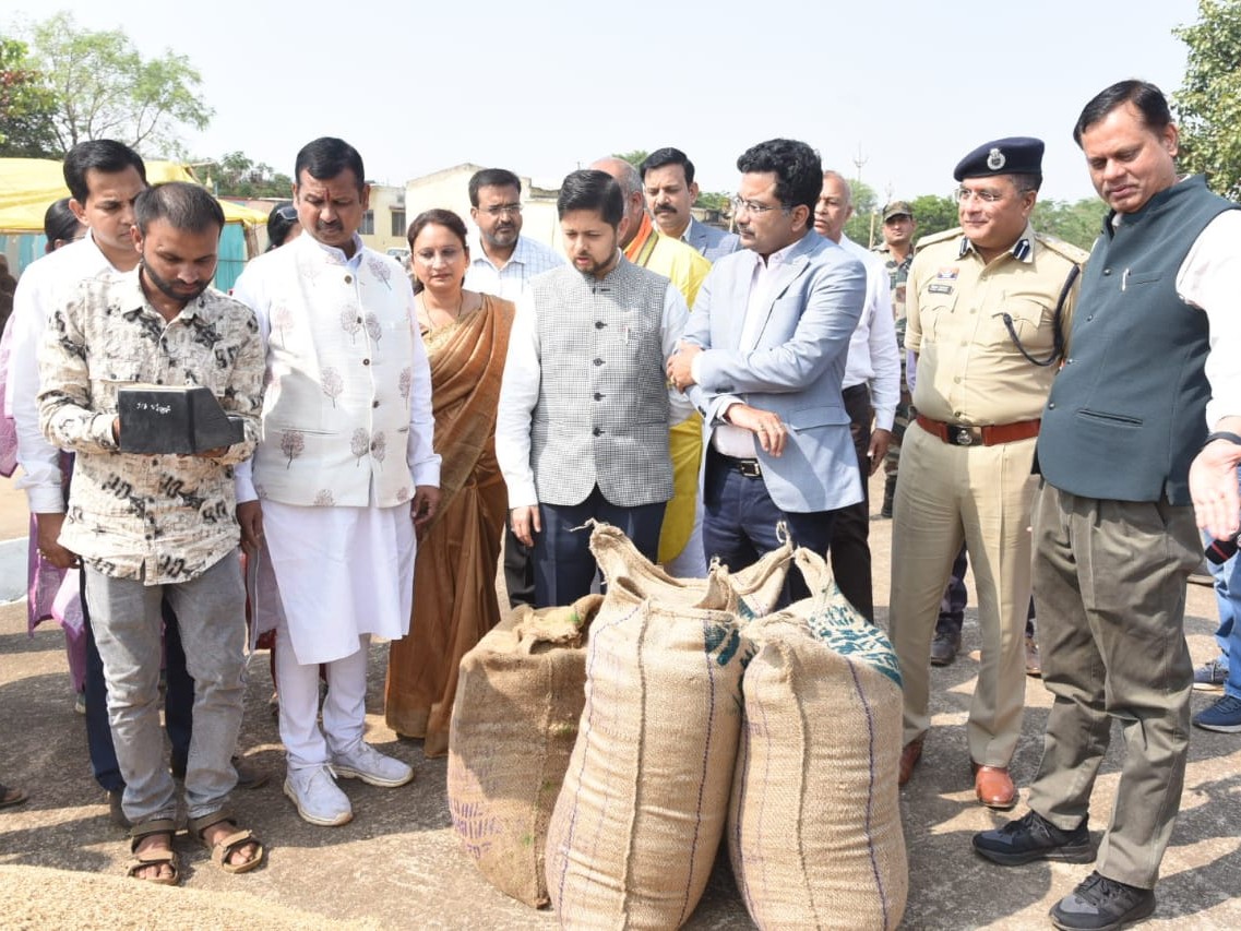 दुर्ग में धान खरीदी शुरू, पहले दिन 6,678 क्विंटल खरीदा:  प्रभारी सचिव ने केंद्रों का निरीक्षण कर व्यवस्थाएं जांची – durg-bhilai News