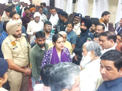 ग्रीवेंस मीटिंग के दौरान दूसरे शिकायतकर्ताओं की सुनवाई करते हुए मंत्री अनिल विज।