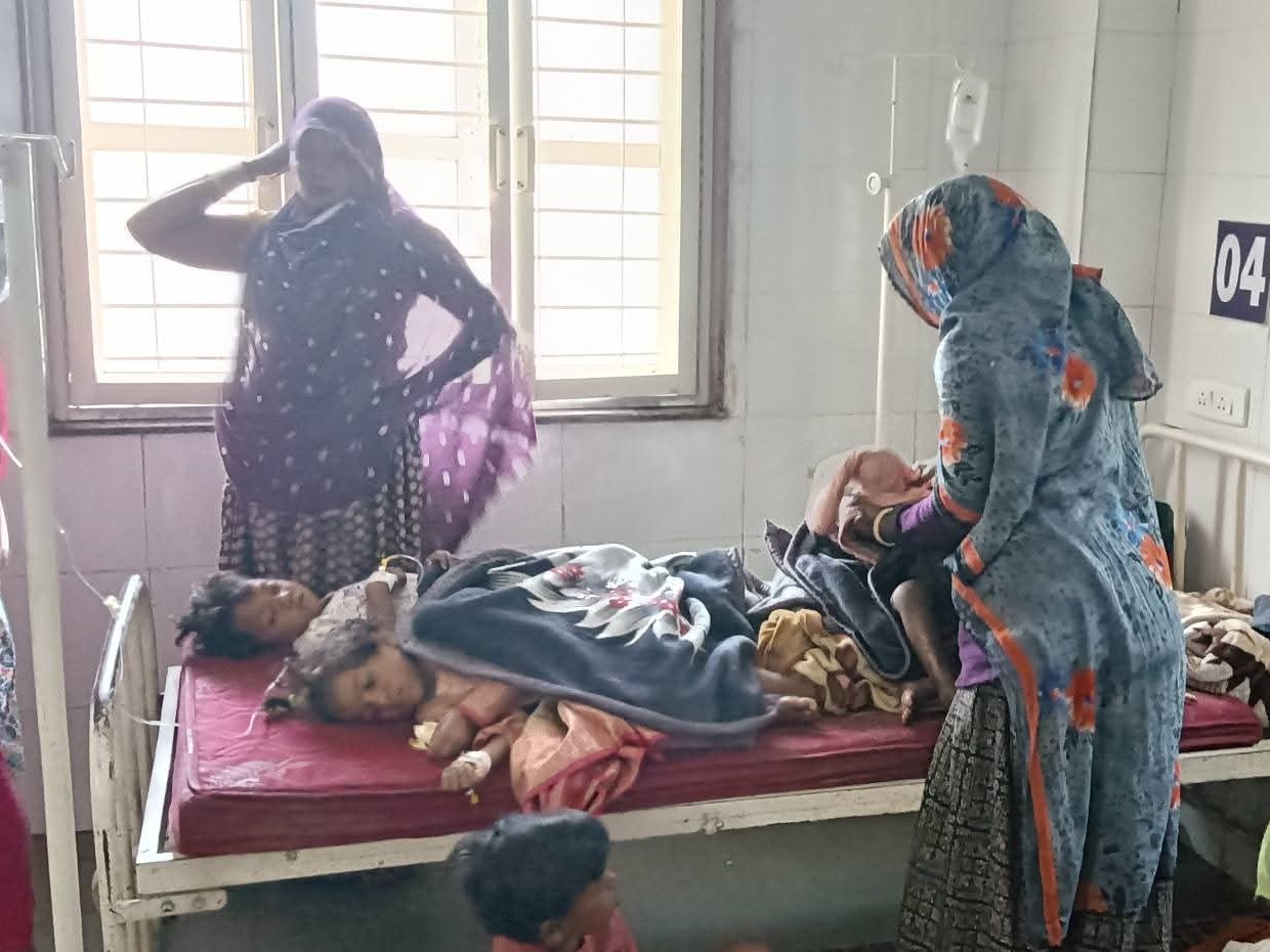 झाबुआ में आंगनवाड़ी का खाना खाने के बाद बिगड़ी तबीयत:  11 बच्चों को उल्टी-दस्त; 6 जिला अस्पताल रेफर, सीडीपीओ को नोटिस जारी – Jhabua News