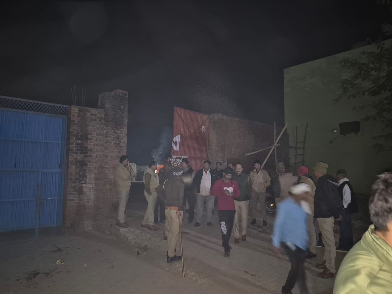 तंबाकू गोदाम में ट्रक से कुचलकर मजदूर की मौत:  एटा के राजा का रामपुर कस्बे में हुआ हादसा, पुलिस ने ट्रक कब्जे में लिया – Aliganj News