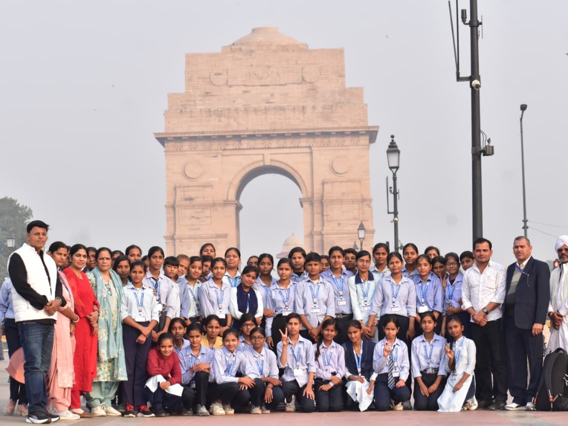 इंडिया गेट पर शहीदों को श्रद्धांजलि अर्पित कर छात्राओं ने देशभक्ति की भावना का अनुभव किया।