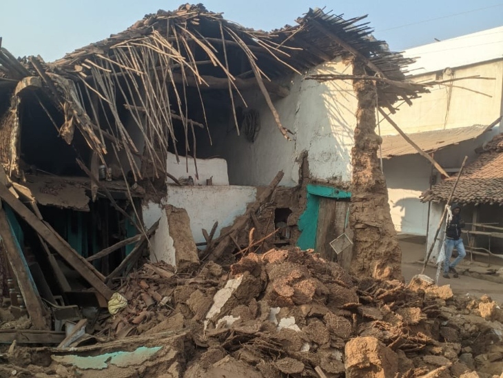 कच्चे मकान की दीवार गिरने से मलबे में दब गए थे मजदूर।