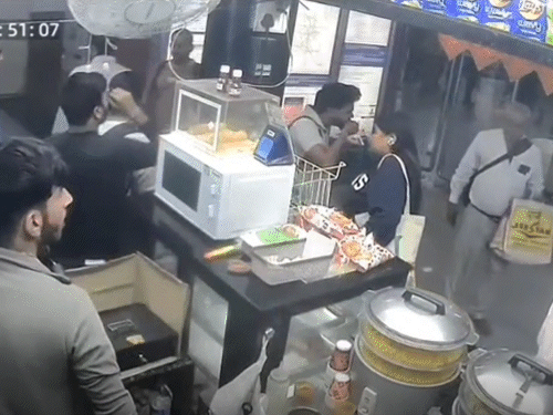 धमाका इतना जोरदार था कि स्टेशन पर मौजूद लोगों के बीच अफरा-तफरी मच जाती है।