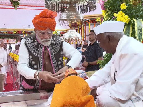 प्रधानमंत्री ने पंडोरी माता को श्रृंगार सामग्री चढ़ाई।