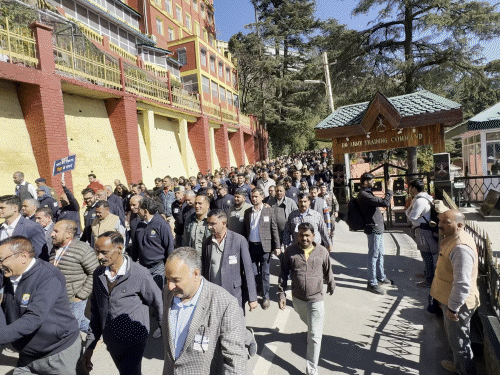 रिज से विधानसभा के लिए 'चिट्टा मुक्ति वॉकथन' में शामिल शहरवासी।