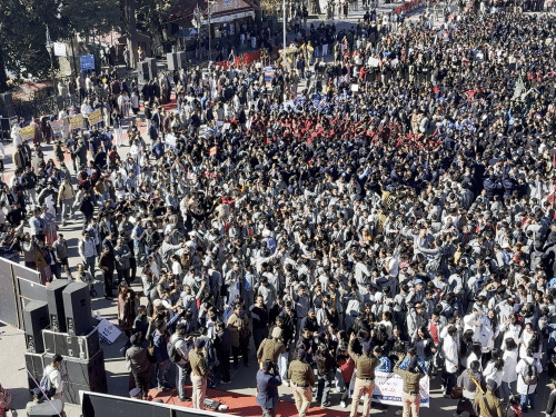 रिज पर 'चिट्टा मुक्ति वॉकथन' में शामिल होने को जुटी भीड़।