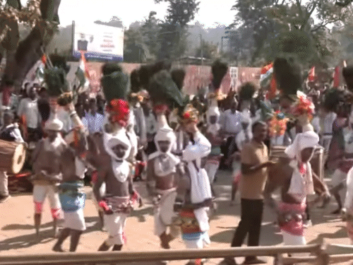 रोड शो के दोनों तरफ आदिवासी नृत्य करते रहे।