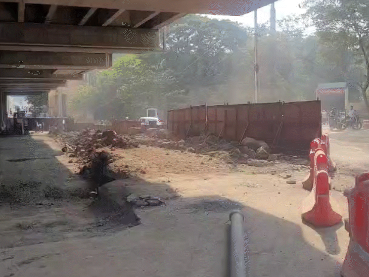 इस मेट्रो स्टेशन सड़क से डंपर भी नहीं गुजर सकता है।