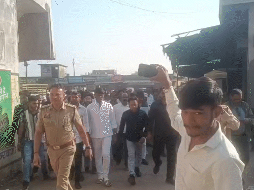 कथावाचक के बयान पर सतनामी समाज भड़क उठा है। भीड़ ने बड़ी संख्या में थाने का घेराव किया।