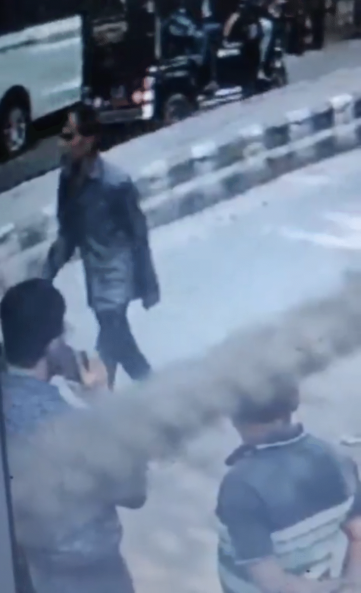 आतंकी उमर इसमें तुर्कमान गेट के पास मस्जिद के आस-पास नजर आ रहा है।