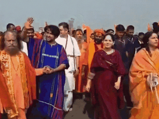 पदयात्रा के आखिरी चरण में ऋषिकेश से आए चिदानंद स्वामी पहुंचे। जया किशोरी भजन गाते हुए धीरेंद्र शास्त्री के साथ चली।