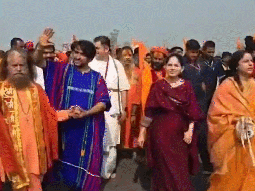 पदयात्रा अपने आखिरी चरण में पहुंच चुका है। शनिवार को ऋषिकेश से आए चिदानंद स्वामी पहुंचे। जया किशोरी भजन गाते हुए धीरेंद्र शास्त्री के साथ चल रहीं।