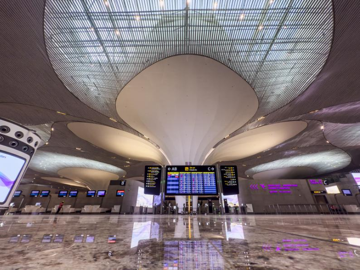 टर्मिनल में कमल जैसी डिजाइन में 12 खूबसूरत और 17 मजबूत खंभे हैं जो छत को सपोर्ट करते हैं।