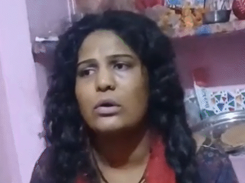 मौसी की गोद में मासूम बच्चा। हत्या के बाद बच्चे को दबाकर बैठी रही। - Dainik Bhaskar