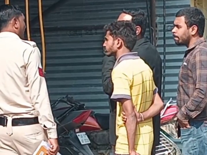 टीपी नगर स्थित नगर निगम कार्यालय पहुंचा पीड़ित। घटना के बारे में गार्ड जवाहर को बताया।