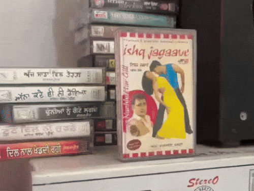 निम्मा ने आज भी घर में पुराने रिकॉर्ड और डेक संभालकर रखा था।