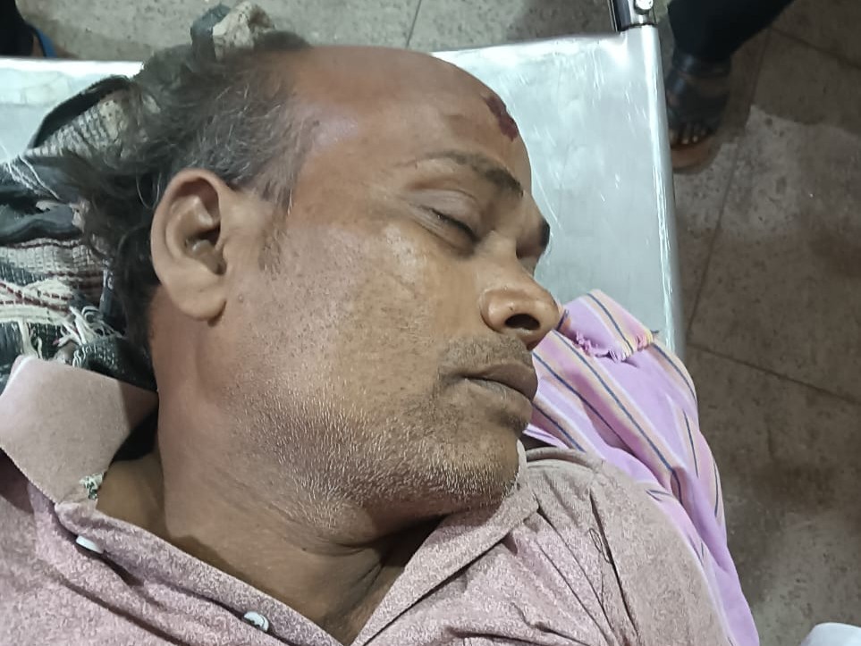 दीवार ढहने से दबा मजदूर, अस्पताल में तोड़ा दम।