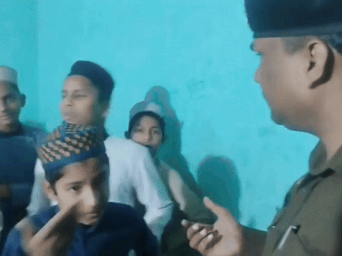 अल-फलाह विद्यापीठाविरुद्ध दिल्लीत 2 FIR: स्फोटानंतर फरिदाबादमधील मशिदींमध्ये तपासणी; दहशतवादी उमरचे मोबाईल दुकानातील नवीन सीसीटीव्ही फुटेज पोलिसांनी फरीदाबादमधील मासळी बाजाराजवळील एका मशिदीतील खोल्यांची झडती घेतली आणि तिथे शिकण्यासाठी आलेल्या मुलांची चौकशी केली.