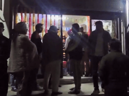 घटना के बाद स्टोर पर इकट्ठा भीड़।